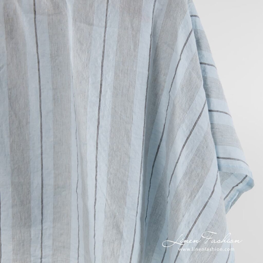 Tissu de lin rayé bleu pâle lavé 2 Striped pale blue linen fabric.
