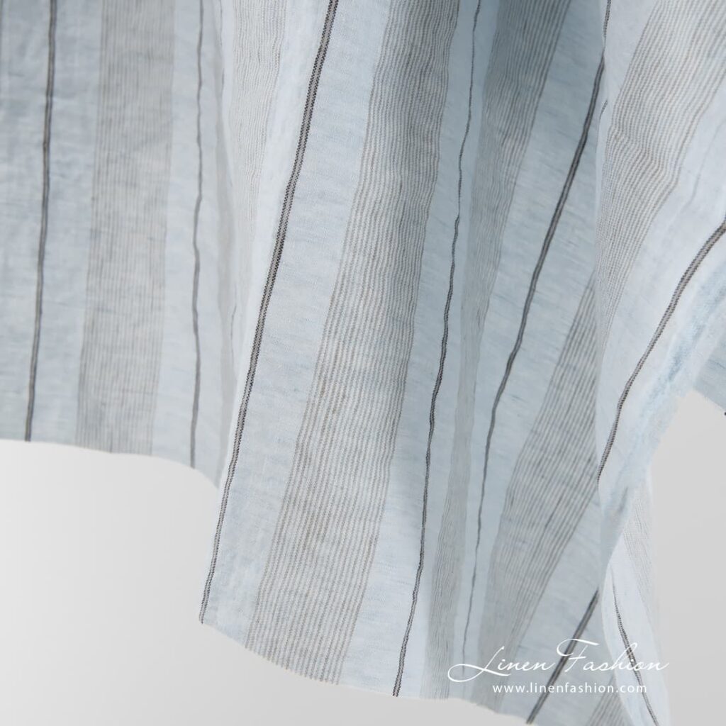 Tissu de lin rayé bleu pâle lavé 3 Washed linen fabric in pale blue.
