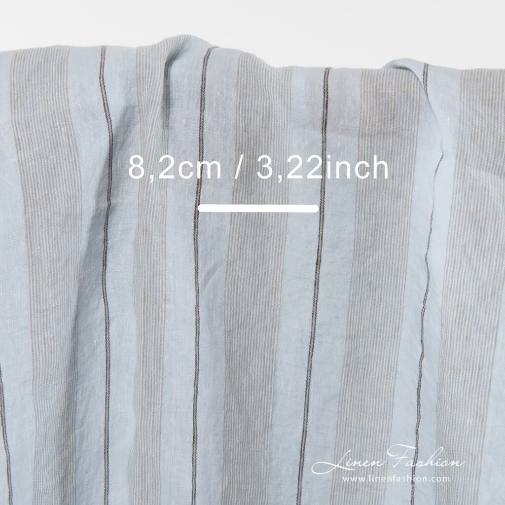 Tissu de lin rayé bleu pâle lavé 4 Washed 100% linen fabric in pale blue.