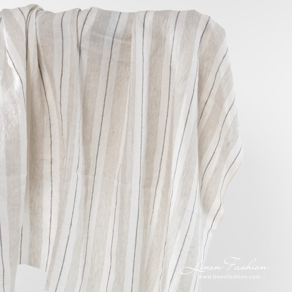 Tissu de lin blanc à rayures, lavé 1 White linen fabric with stripes.