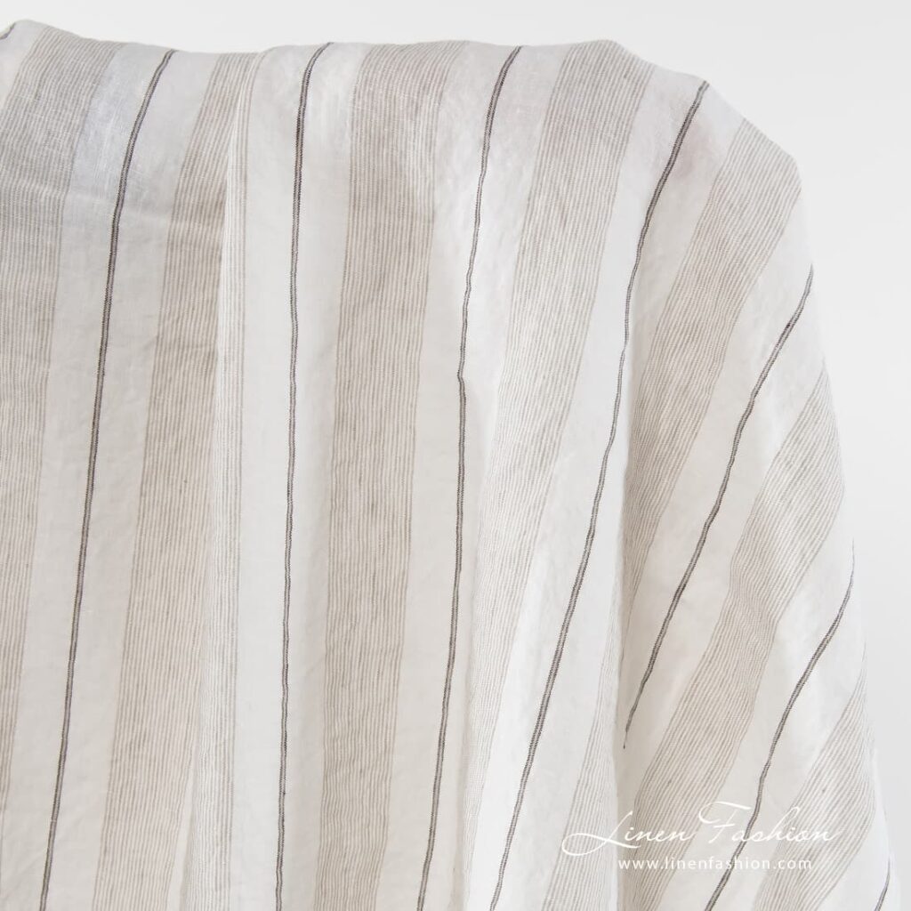 Tissu de lin blanc à rayures, lavé 2 100% linen fabric in white with stripes.