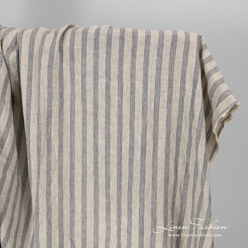 Tissu en lin de couleur crème avec des rayures bleues lavées 1 Cream colour linen fabric with blue stripes.