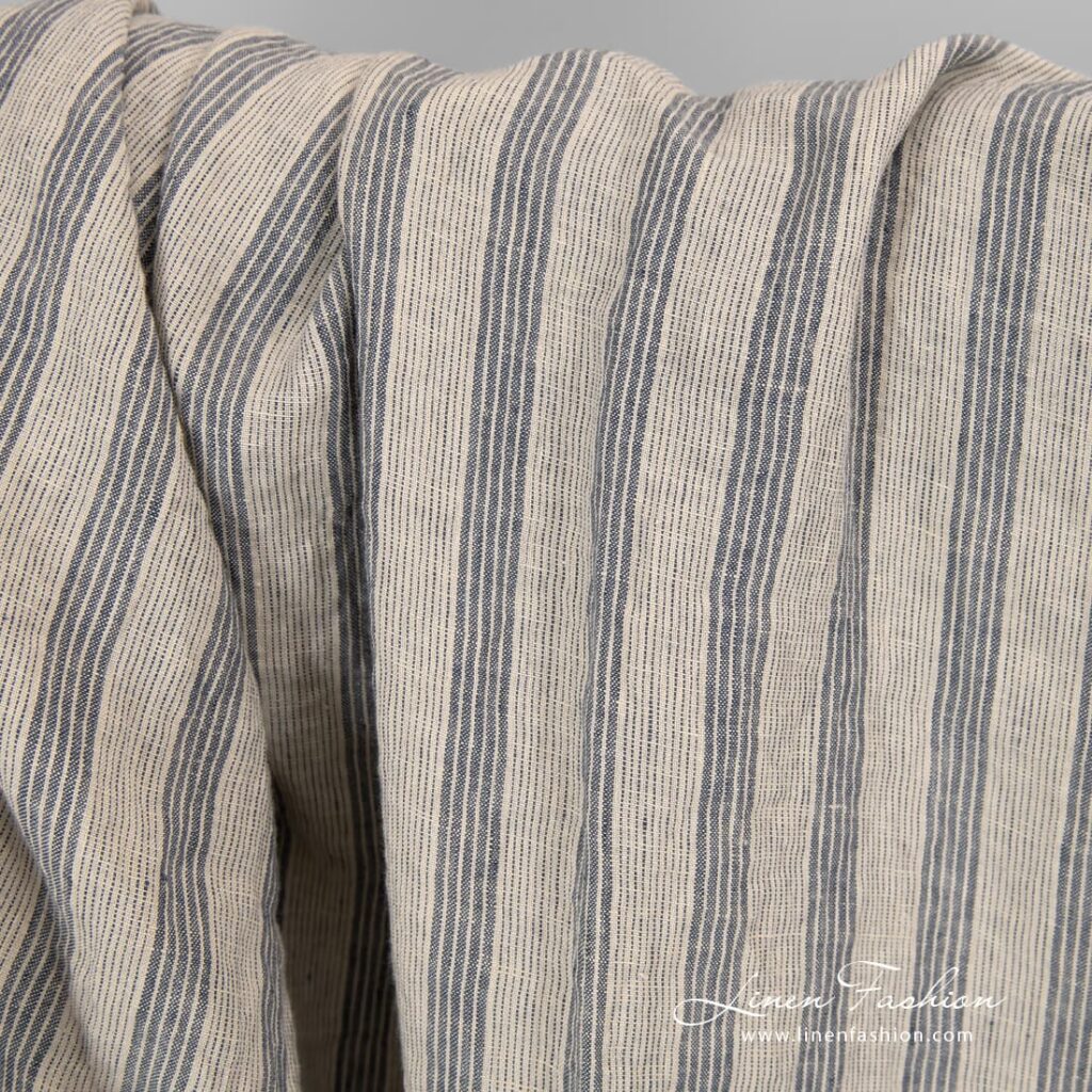 Tissu en lin de couleur crème avec des rayures bleues lavées 2 Washed cream colour linen fabric with stripes.