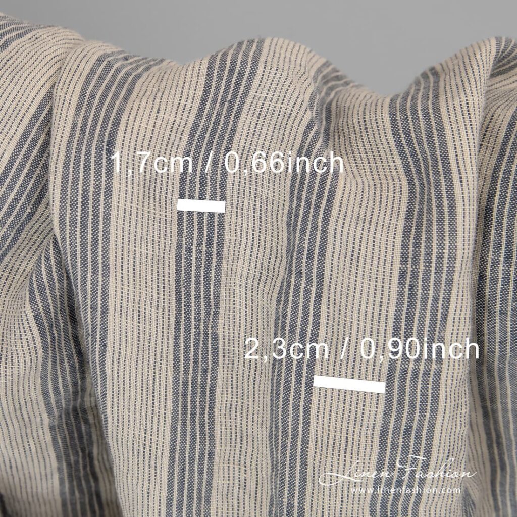 Tissu en lin de couleur crème avec des rayures bleues lavées 3 Blue striped cream colour linen fabric.