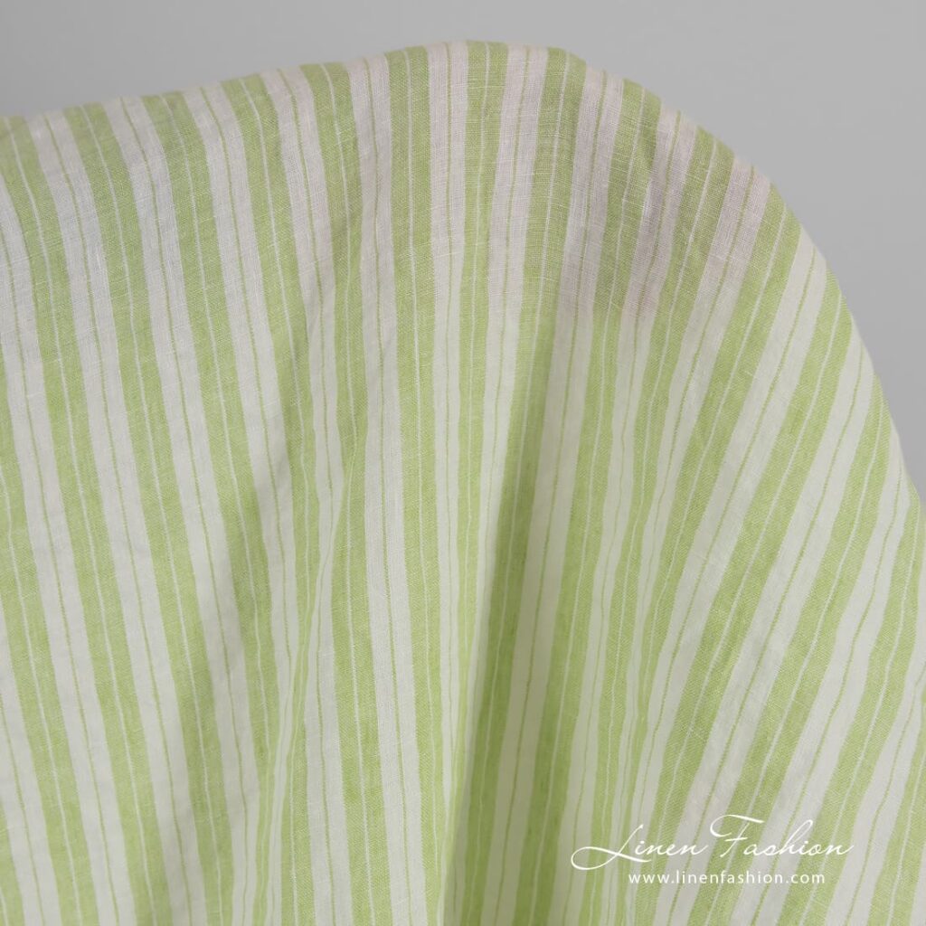 Tissu de lin vert clair à rayures lavées 2 Light green linen fabric in stripes, washed