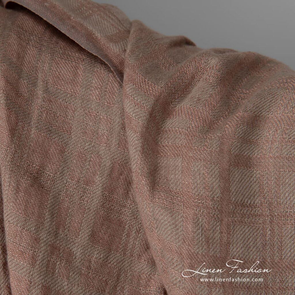 Tissu en lin lavé à carreaux de couleur gris brunâtre 2 Washed linen fabric brownish grey colour check pattern close up view