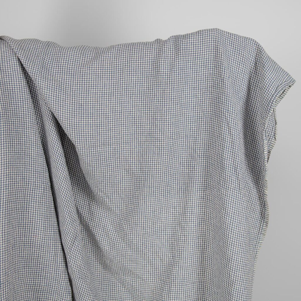 Tissu de lin lavé à petits carreaux bleus et bruns 1 Washed linen fabric with small blue and brownish checks