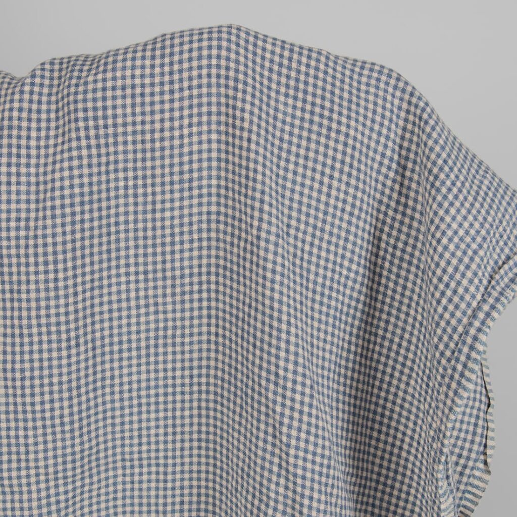Tissu de lin lavé à petits carreaux bleus et bruns 2 Washed linen fabric with small blue and brownish checks product photo