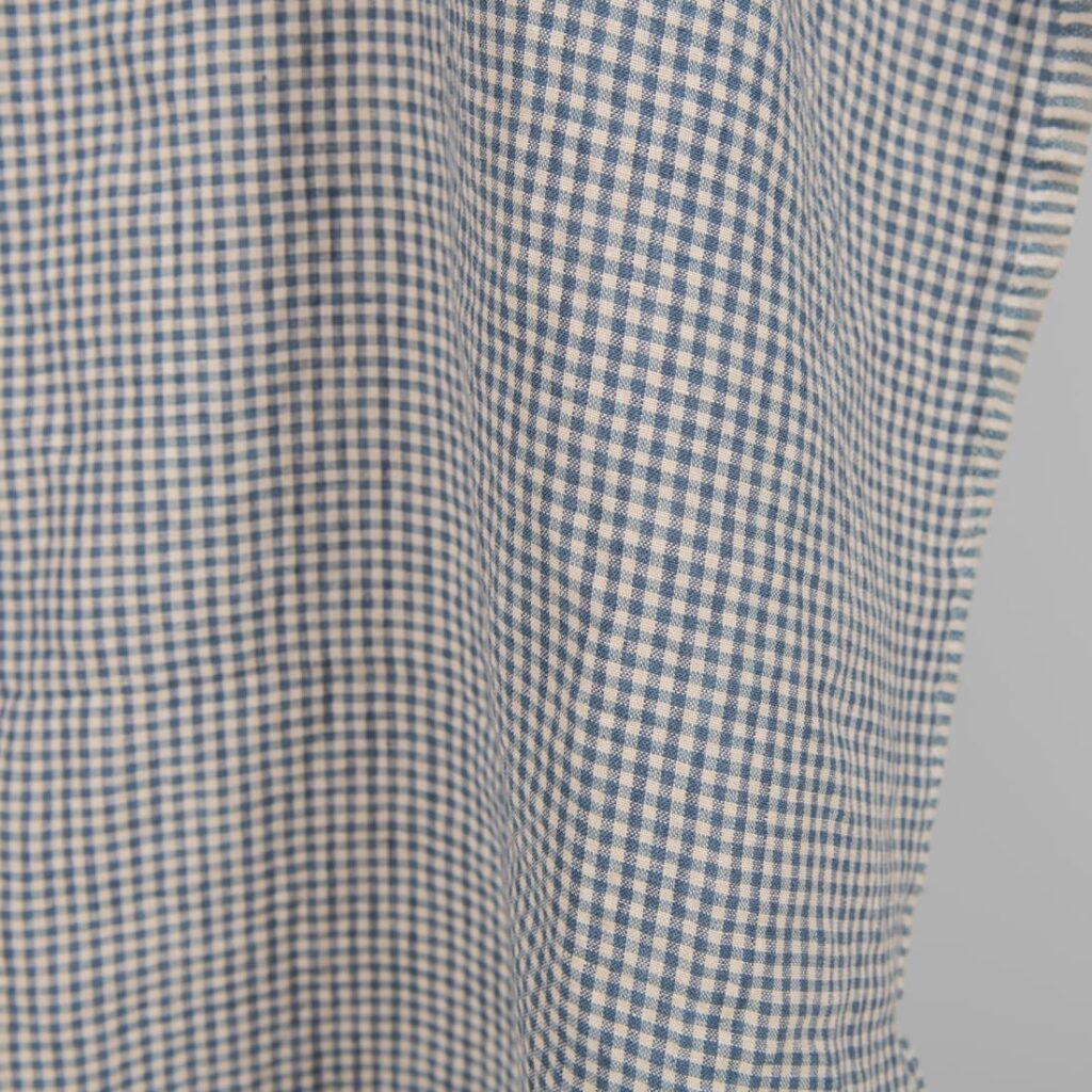 Tissu de lin lavé à petits carreaux bleus et bruns 4 Washed linen fabric with small blue and brownish checks close edge view