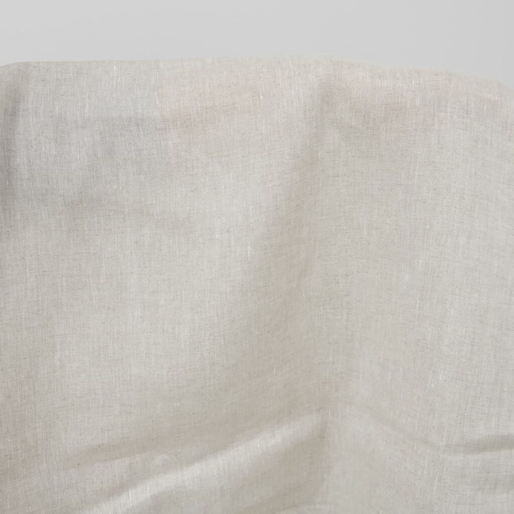Tissu en lin uni gris clair 2 Plain linen fabric in light grey close up detail