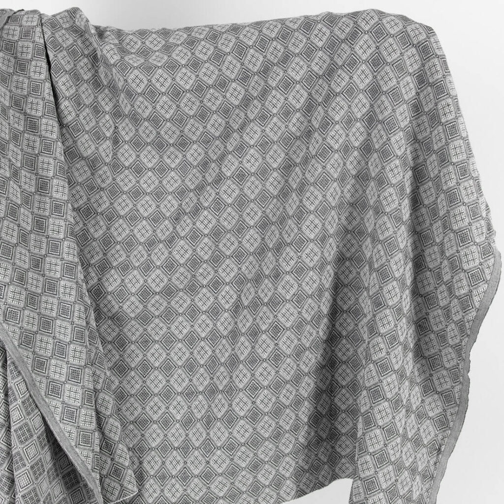 Tissu jacquard de coton lin gris à motifs de losanges lavés 1 Grey linen cotton fabric in rhombus pattern