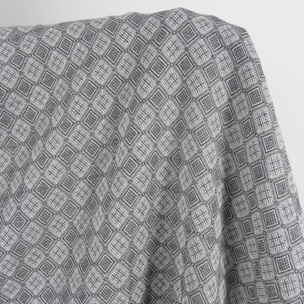 Tissu jacquard de coton lin gris à motifs de losanges lavés 2 Grey linen cotton fabric in rhombus pattern, washed