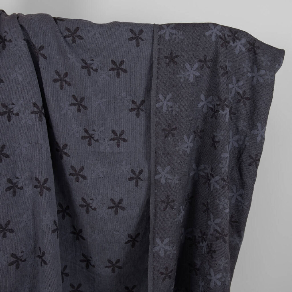 Tissu en coton lin lavé avec fleurs gris bleuté 1 Washed linen cotton fabric with blueish grey flowers product photo