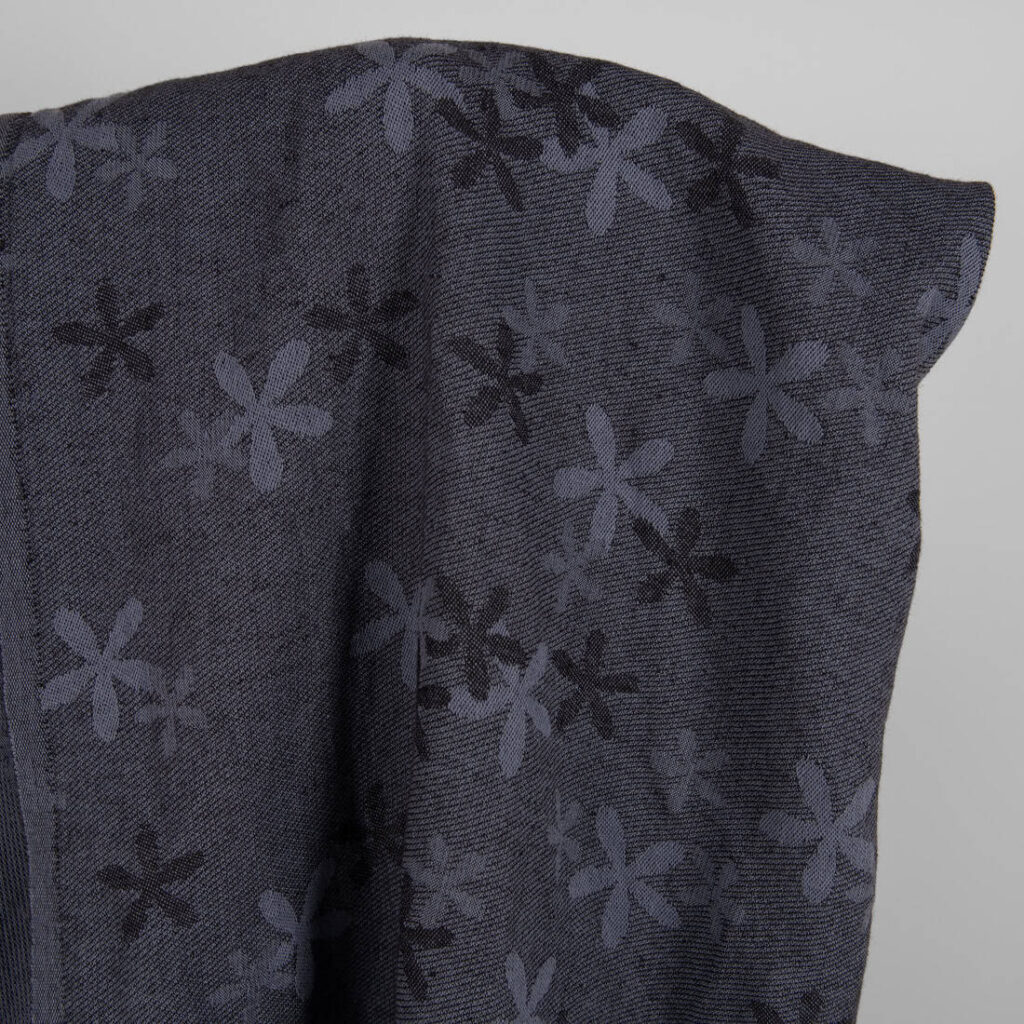Tissu en coton lin lavé avec fleurs gris bleuté 2 Washed linen cotton fabric with blueish grey flowers