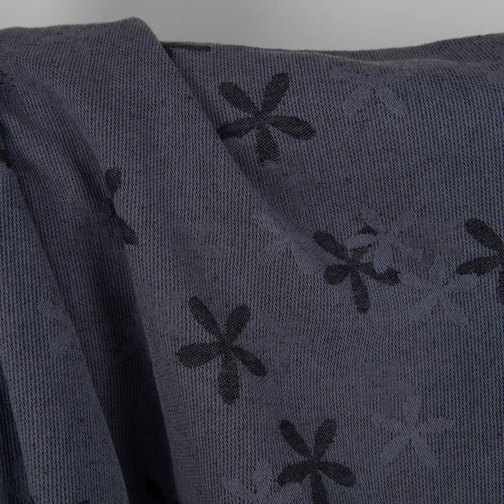 Tissu en coton lin lavé avec fleurs gris bleuté 3 Washed linen cotton fabric with blueish grey flowers close up detail photo