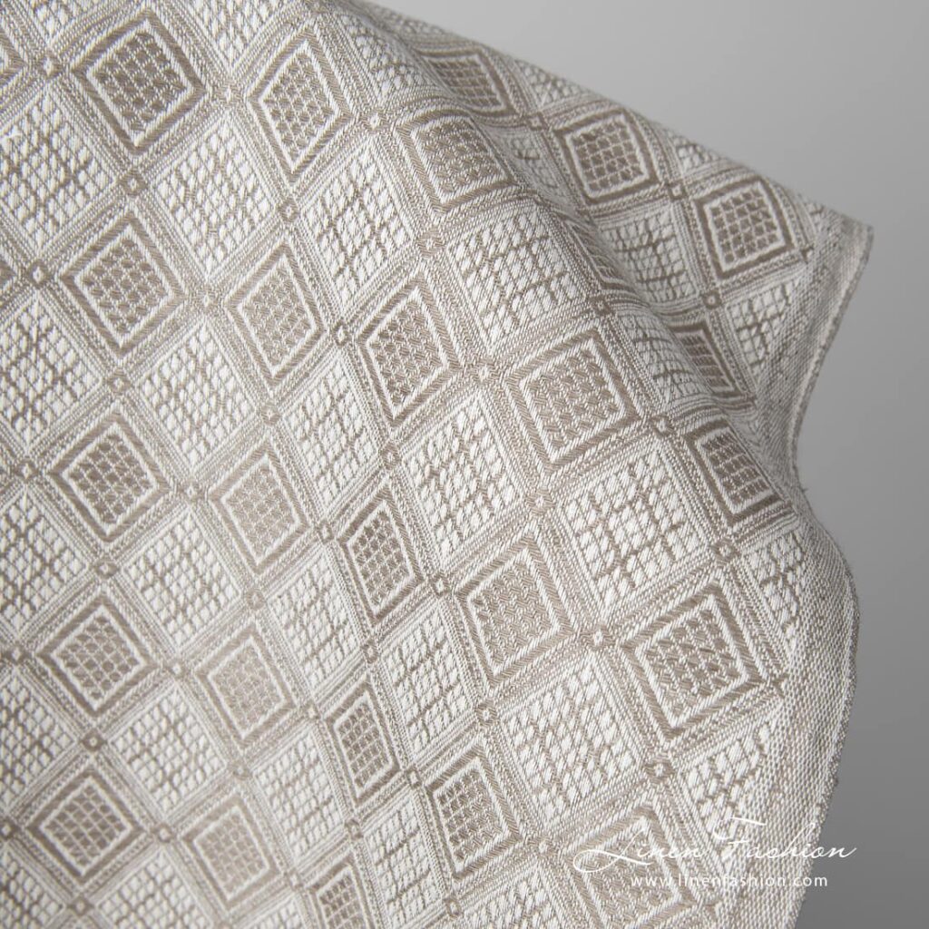 Tissu en lin et coton, couleur sable, motif en losange 2 Linen cotton fabric sand colour rhombus pattern close up edge view