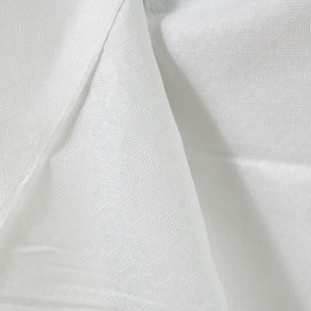 Tissu de lin et de coton blanc optique à motifs de losanges 3 Linen cotton fabric optic white rhombus pattern close up detail