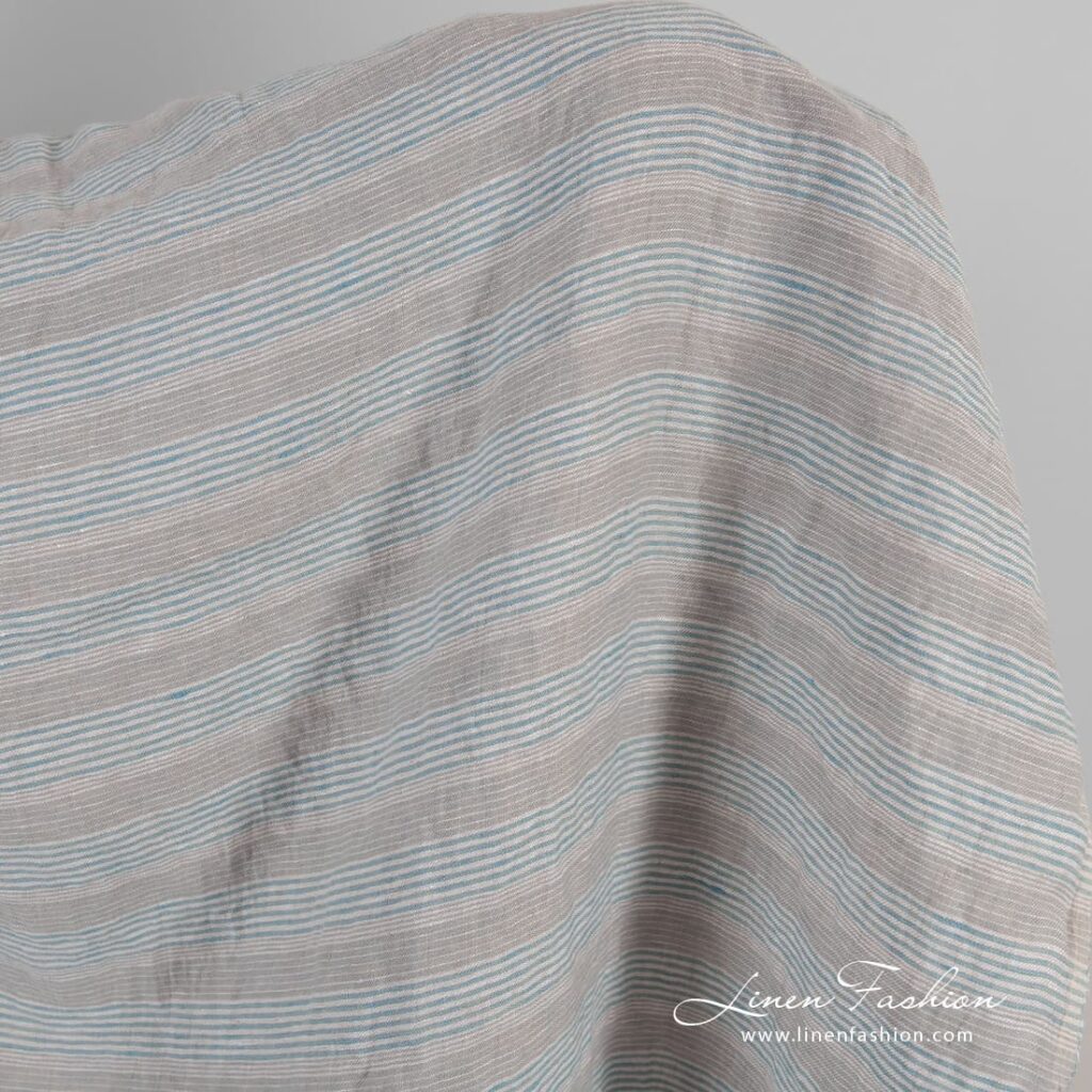Tissu de lin gris-bleu clair à rayures lavées 2 Grey blue linen fabric in stripes, washed