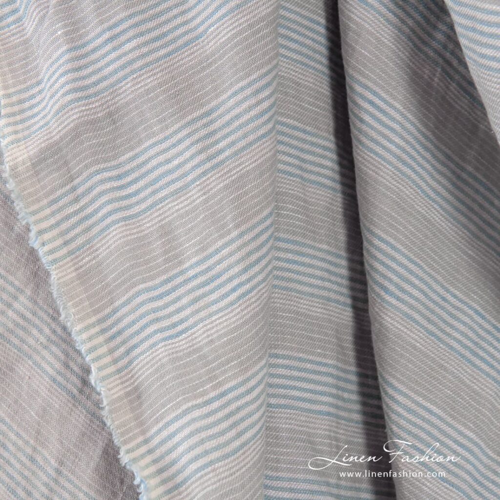 Tissu de lin gris-bleu clair à rayures lavées 3 Grey blue linen fabric in stripes, specially washed to increase softness