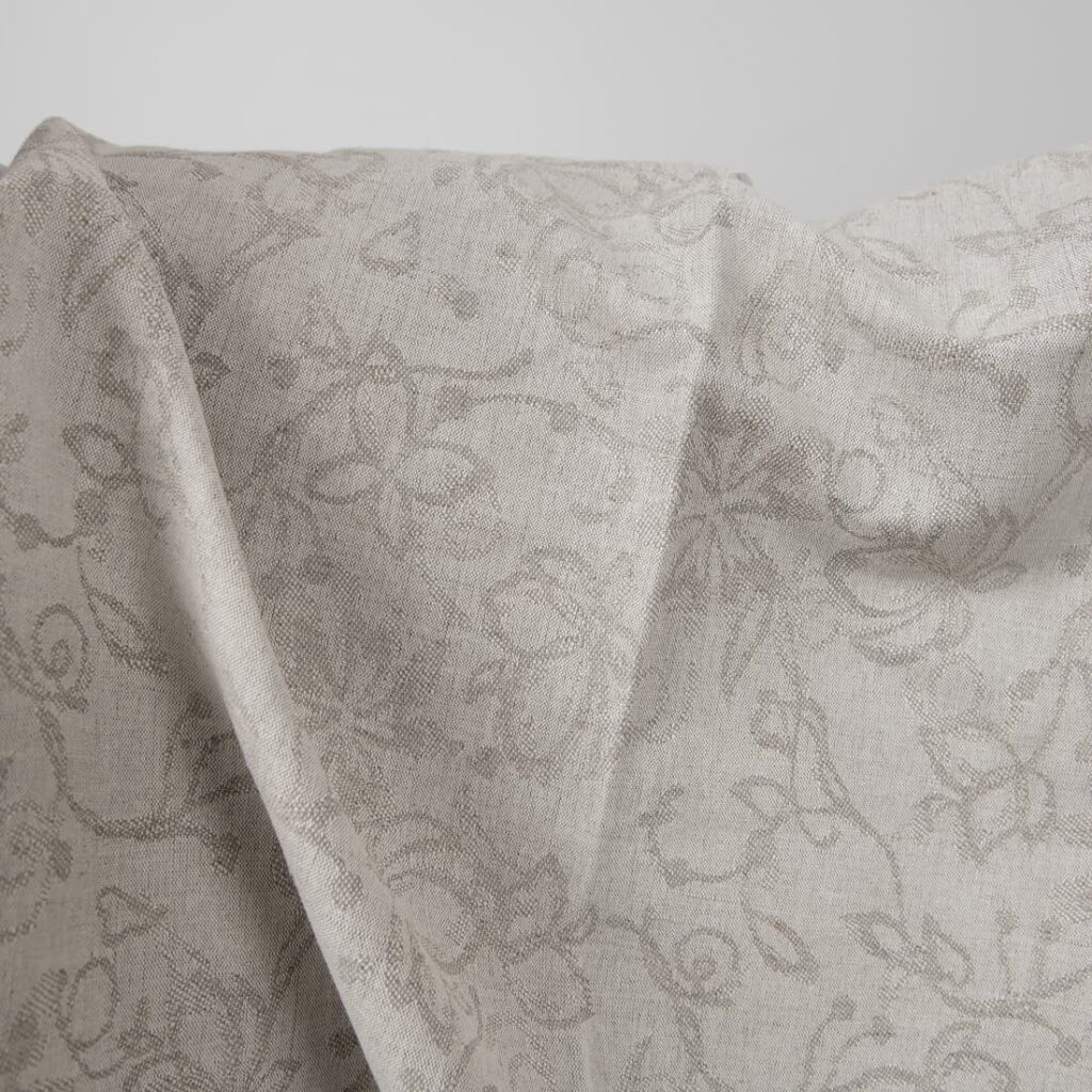 Tissu jacquard en lin et coton de couleur naturelle avec fleurs 3 Natural colour linen cotton jacquard fabric with flowers close up detail