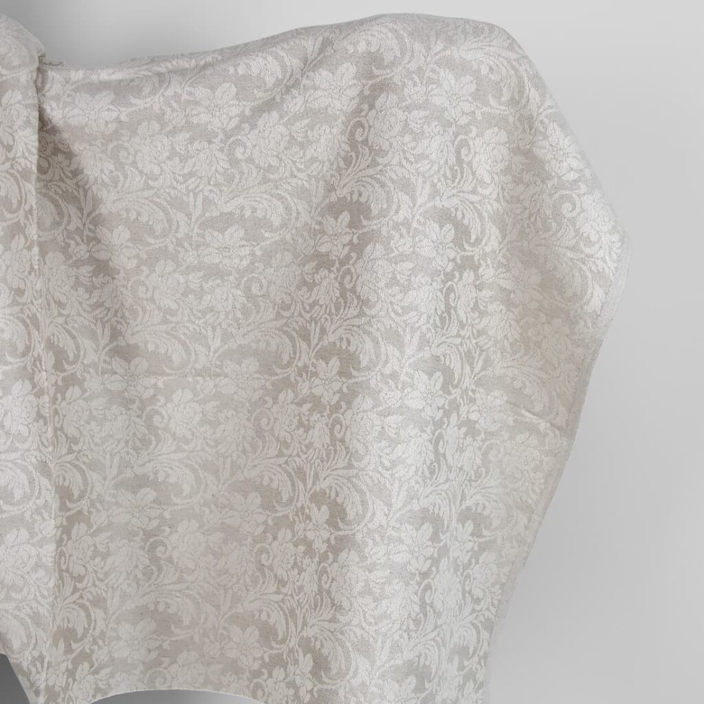 Tissu de lin non teint et de coton blanc avec fleurs 1 Undyed linen and white cotton fabric with flowers