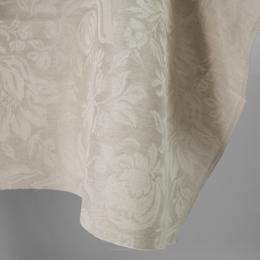 Tissu jacquard en lin et coton beige avec fleurs 2 Linen cotton jacquard fabric beige with flowers close up edge view