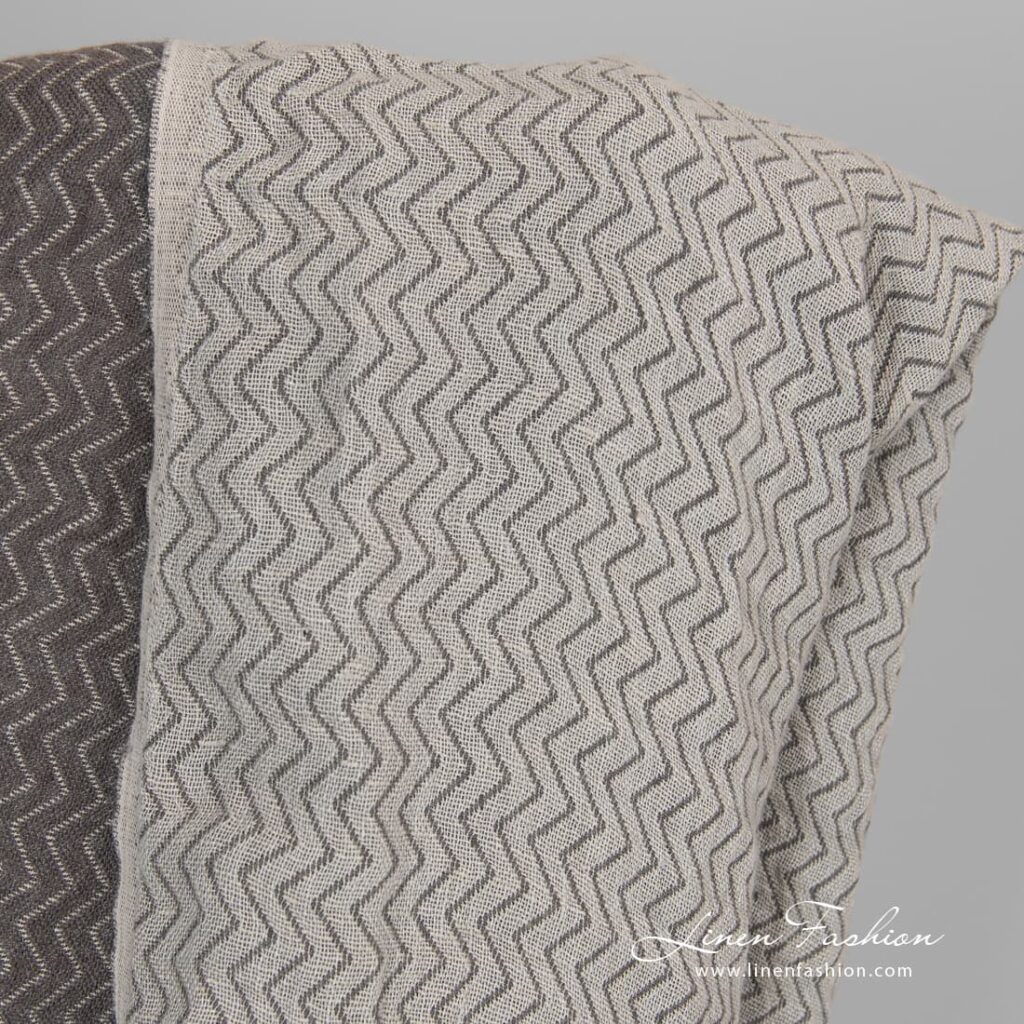 Tissu de lin gris zig zag lavé 2 Zig zag grey linen fabric.