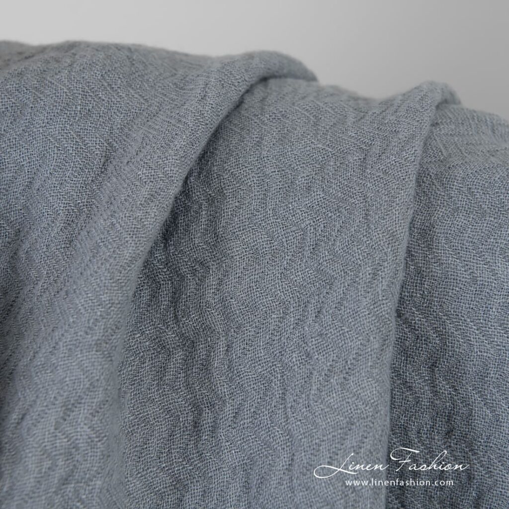 Tissu en lin jacquard gris bleuté à motif zigzag lavé 3 Bluish grey jacquard linen fabric in zigzag pattern, specially washed to increase softness