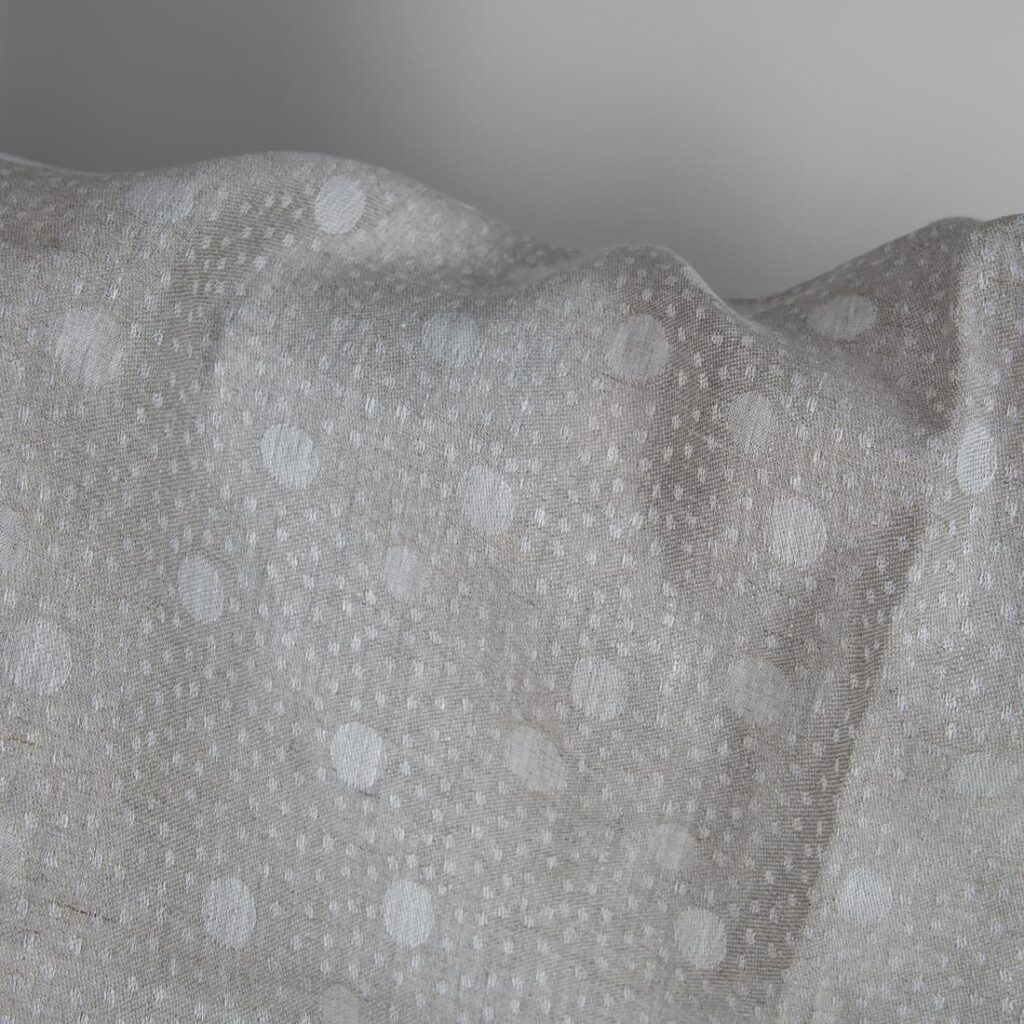 Tissu en lin gris à motifs de bulles 3 Grey linen fabric in bubble pattern close up detail