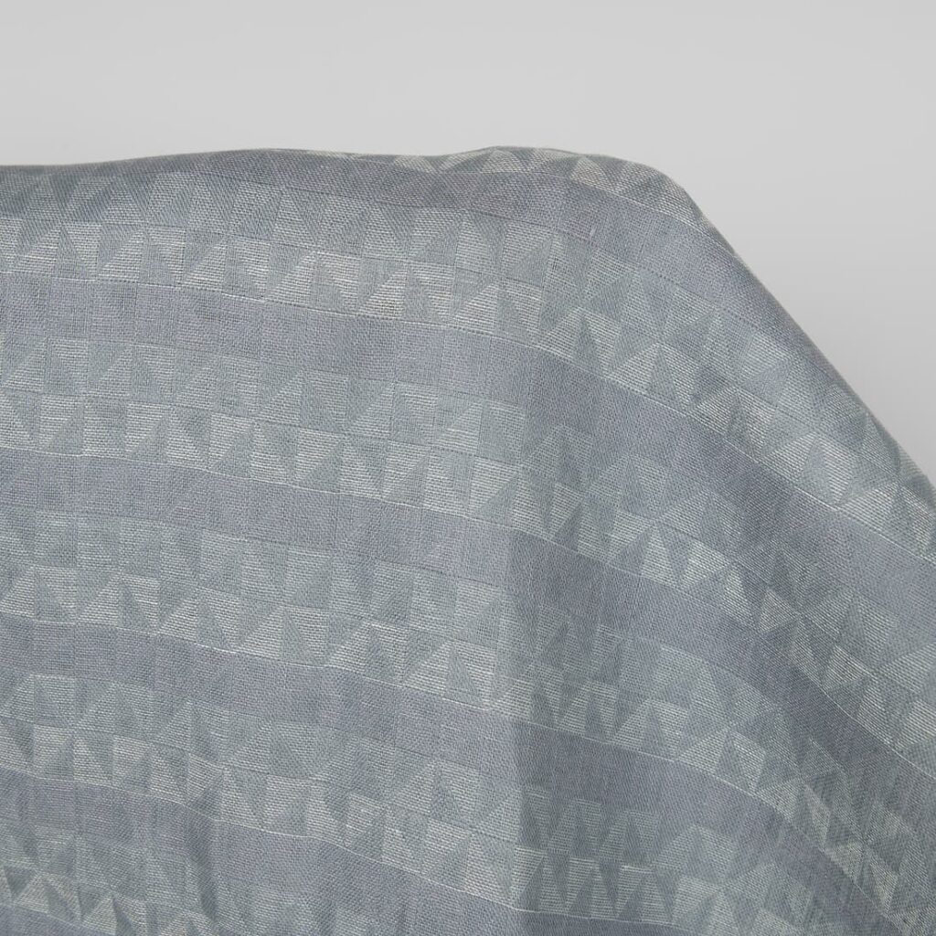 Tissu de lin gris violet jacquard à motif triangulaire 2 Tissu de lin gris violet jacquard à motif triangulaire – Image 2