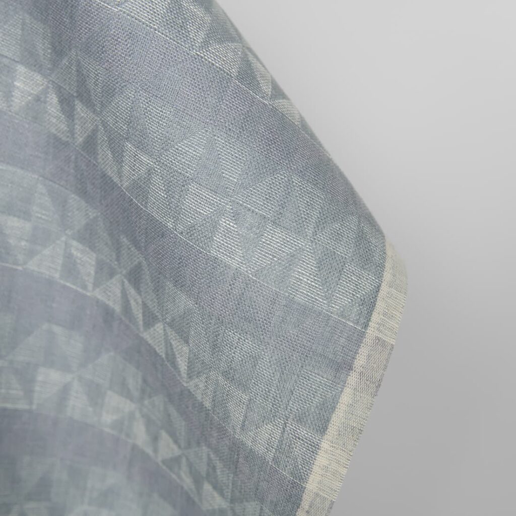 Tissu de lin gris violet jacquard à motif triangulaire 3 Tissu de lin gris violet jacquard à motif triangulaire – Image 3