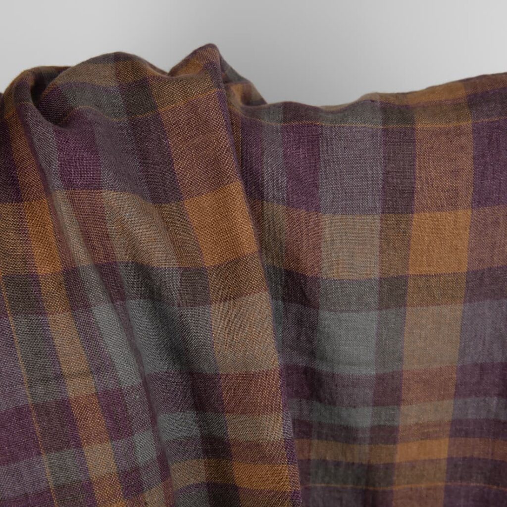 Tissu en lin lavé à carreaux violets 2 Purple plaid washed linen fabric texture