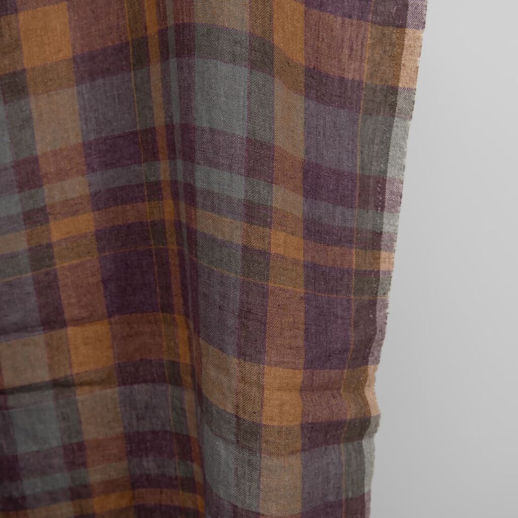 Tissu en lin lavé à carreaux violets 3 Purple plaid washed linen fabric edge