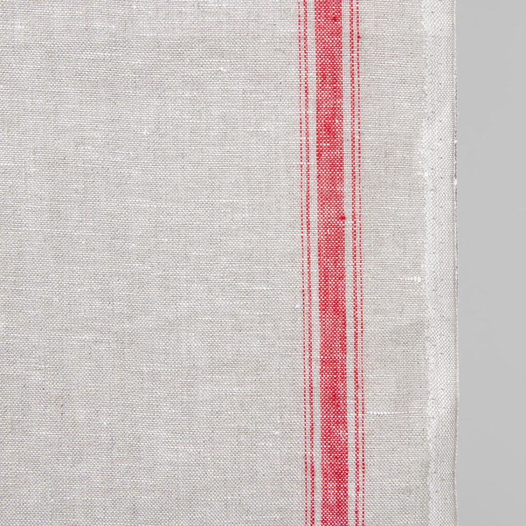Tissu de lin étroit gris clair avec rayures rouges 2 Narrow linen fabric light grey colour with red stripes close up edge