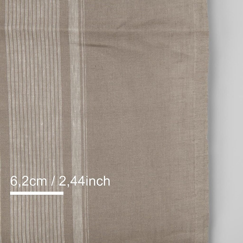 Tissu de lin étroit gris brunâtre avec rayures centrales blanches 2 Tissu de lin étroit gris brunâtre avec rayures centrales blanches – Image 2