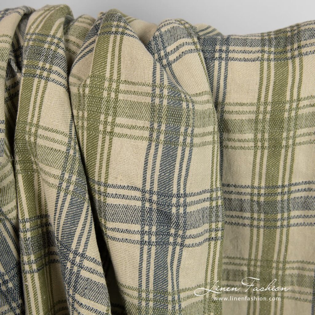 Tissu en coton lin vert à carreaux lavés 3 Linen cotton fabric woven from green and dark blue yarns