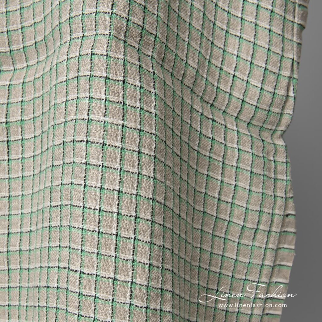 Tissu gris lin à carreaux verts lavés 3 This grey linen fabric is strong, dense and opaque, perfect for blankets, clothing and curtains