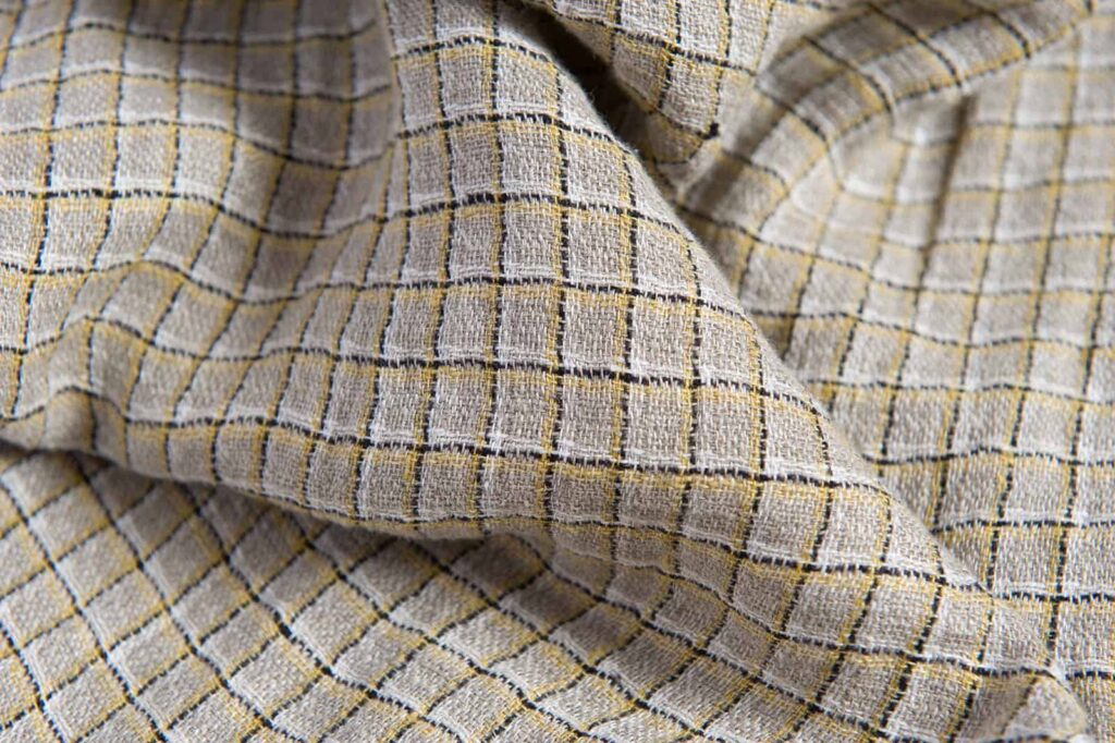 Tissu gris lin à carreaux jaunes, lavé 2 Tissu gris lin à carreaux jaunes, lavé – Image 2