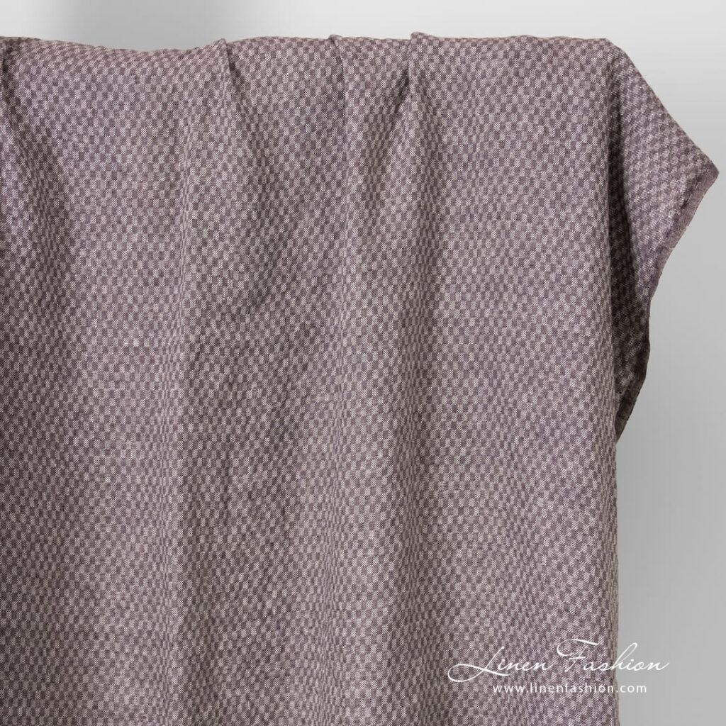 Tissu de lin violet chess lavé 4 violet linen chess fabric, washed.