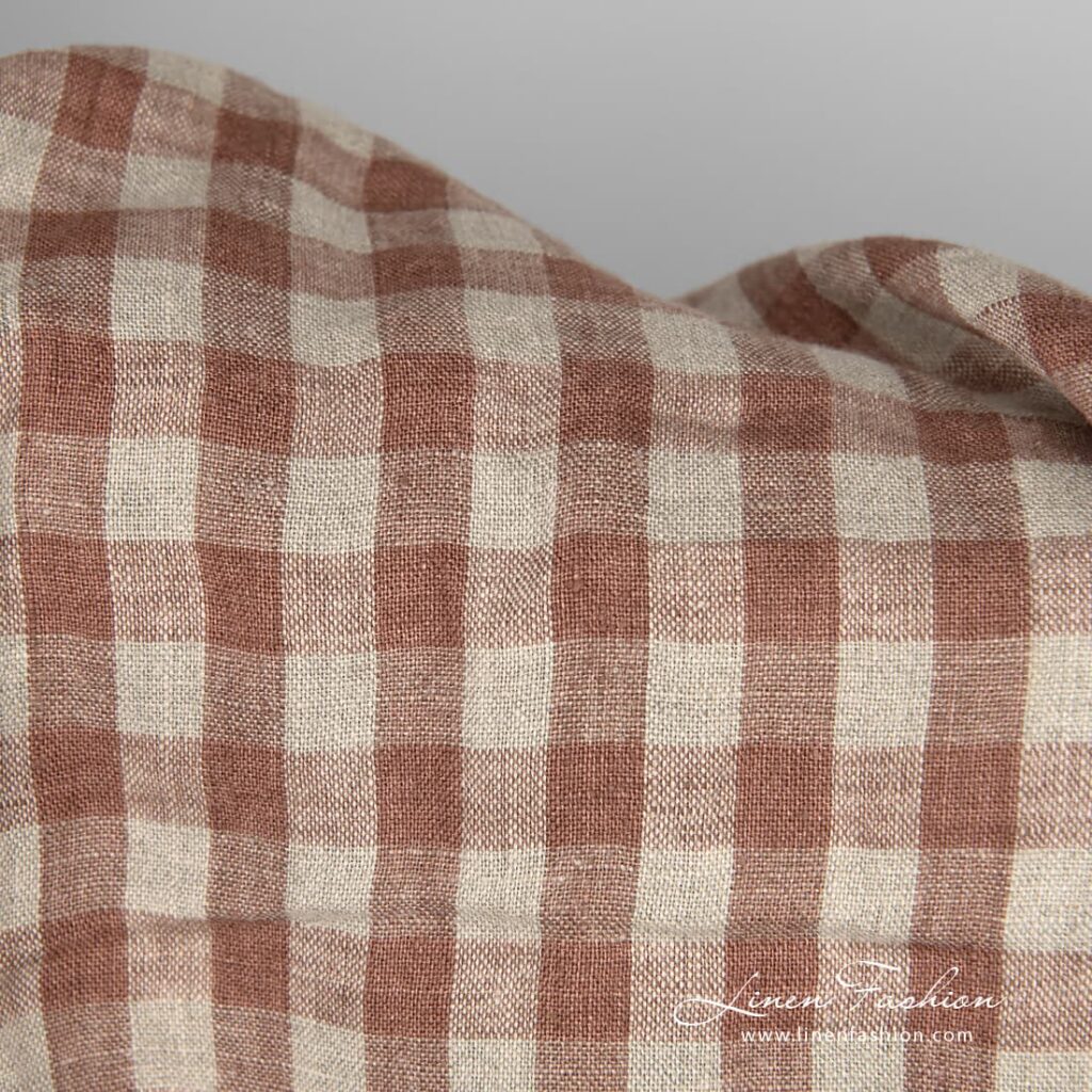 Tissu de lin lavé à carreaux bruns et naturels 3 Washed linen fabric brown and natural checks close up detail