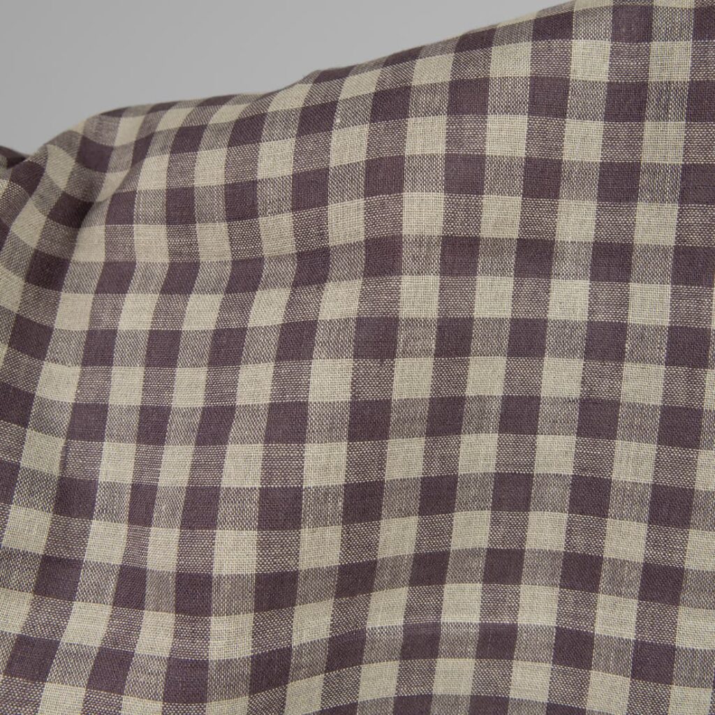Tissu de lin à carreaux naturels et violets 4 Linen fabric in natural and purple colour checks close up detail