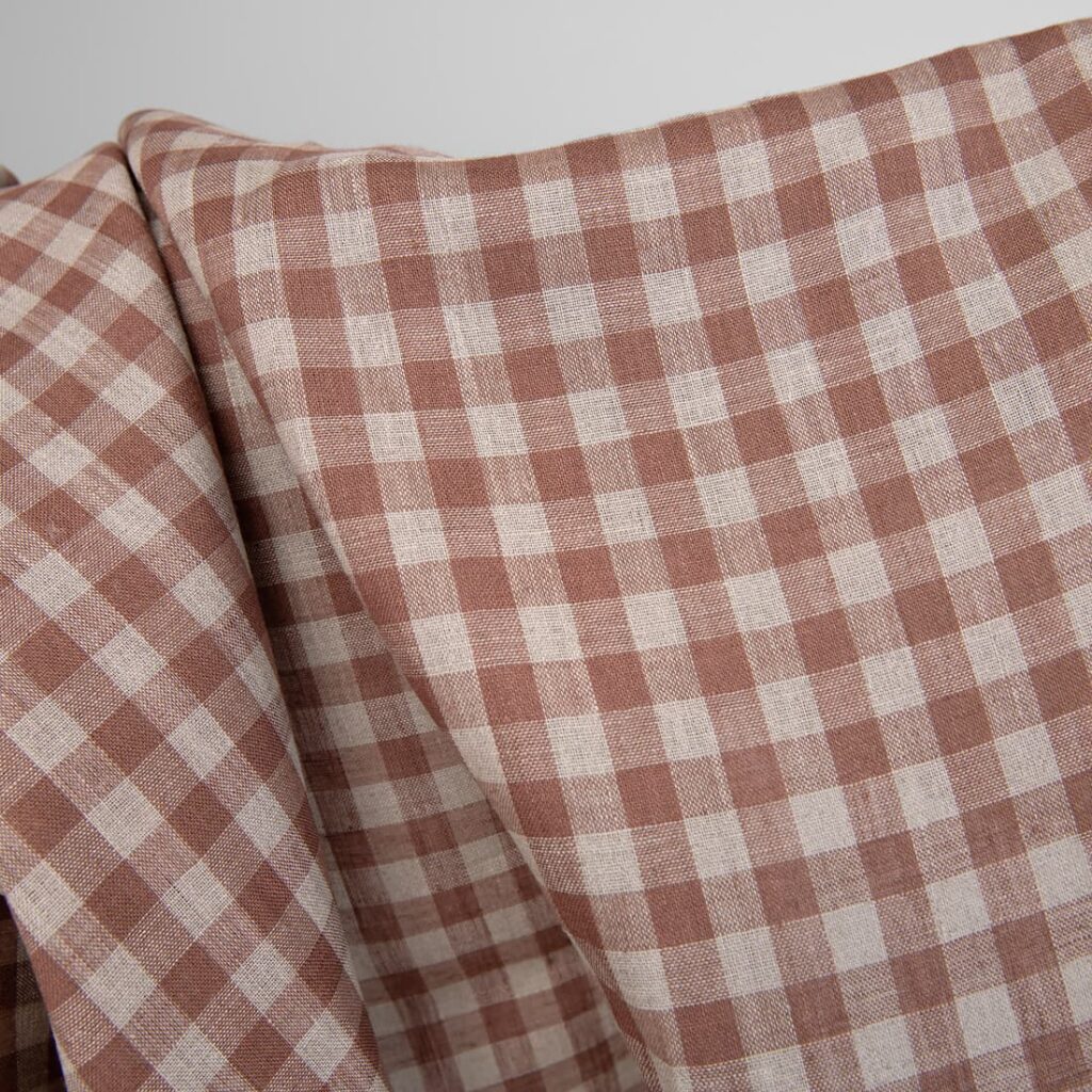 Tissu de lin à carreaux de couleur marron et lin naturel 3 Linen fabric in brown and natural linen colour checks close up detail