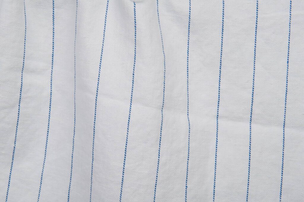 Tissu blanc lavé avec des rayures bleues 1 Tissu blanc lavé avec des rayures bleues