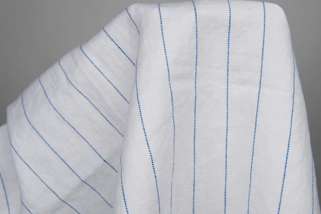 Tissu blanc lavé avec des rayures bleues 2 Tissu blanc lavé avec des rayures bleues – Image 2