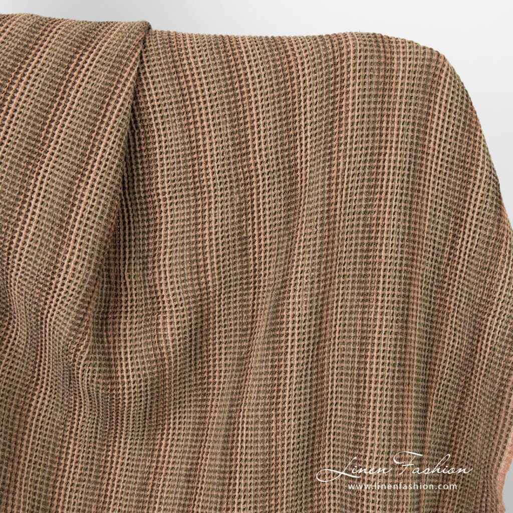 Tissu en lin et coton lavé de couleur marron 2 Linen cotton fabric in brown color, waffle checks