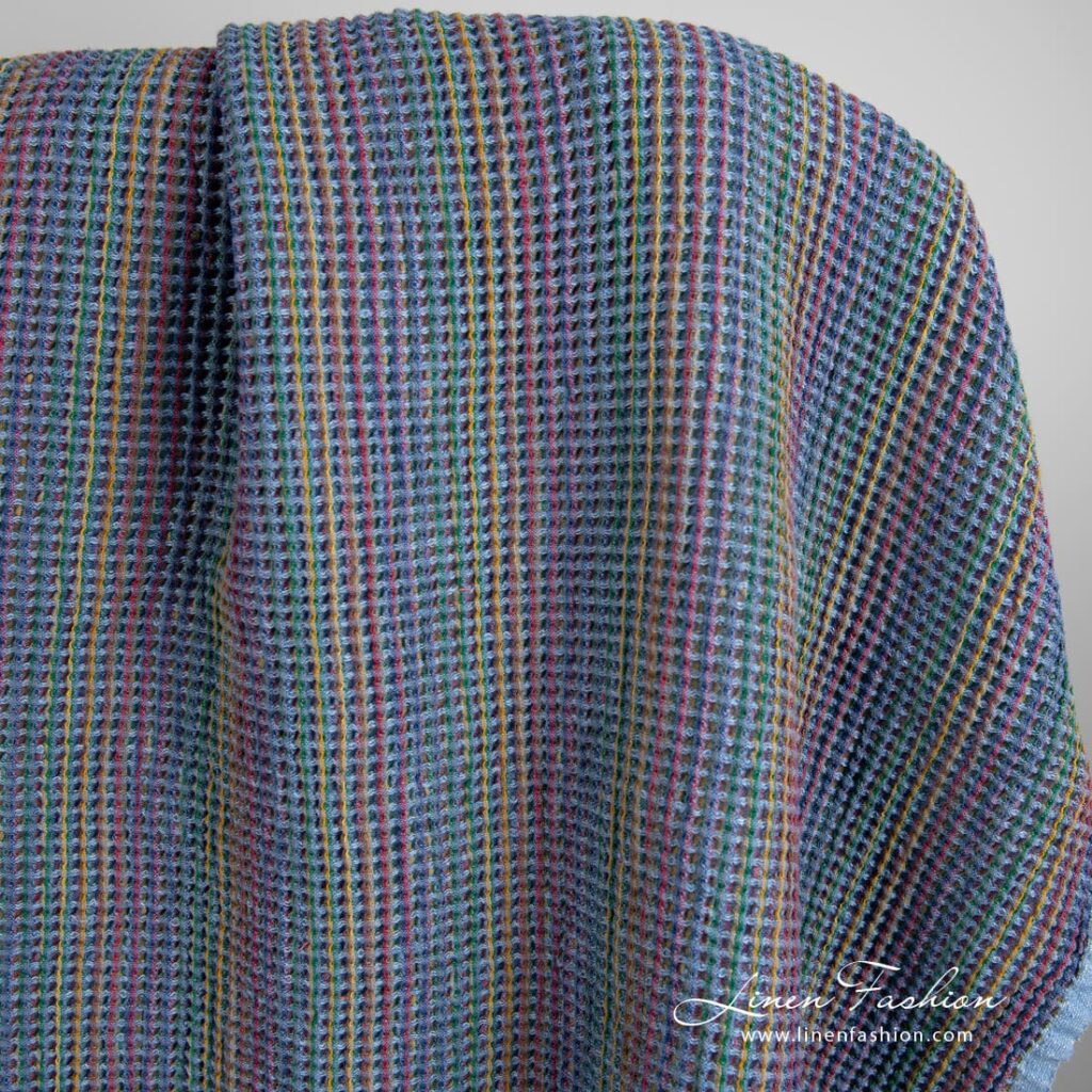 Tissu coton lin bleu gaufré 2 Blue linen cotton fabric in waffle pattern, specially washed