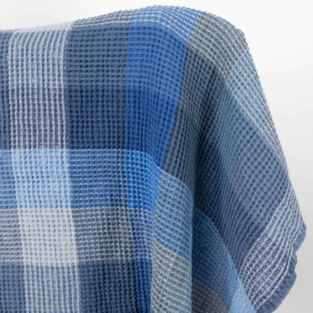 Tissu de lin coton gaufré à carreaux bleus lavés 2 half linen waffle blue fabric, washed, soft structure