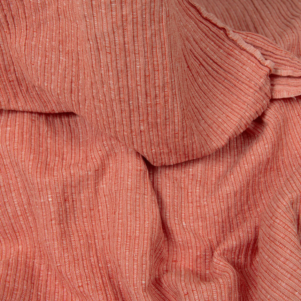 Tissu de coton lin lavé à rayures rouges et blanches 3 Washed linen cotton fabric in red-white stripes detail view