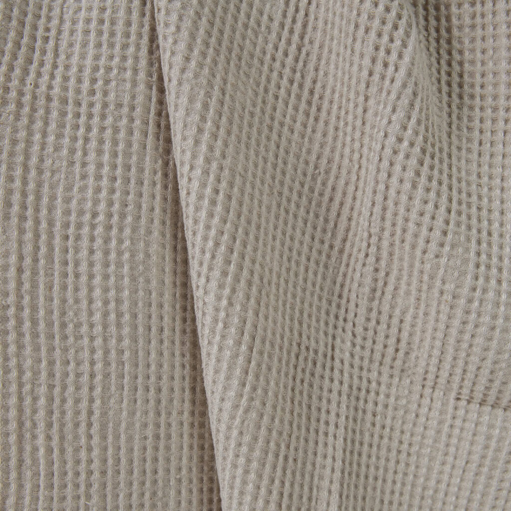 Tissu en coton lin lavé gaufré beige 3 Washed linen cotton fabric beige waffle close up detail