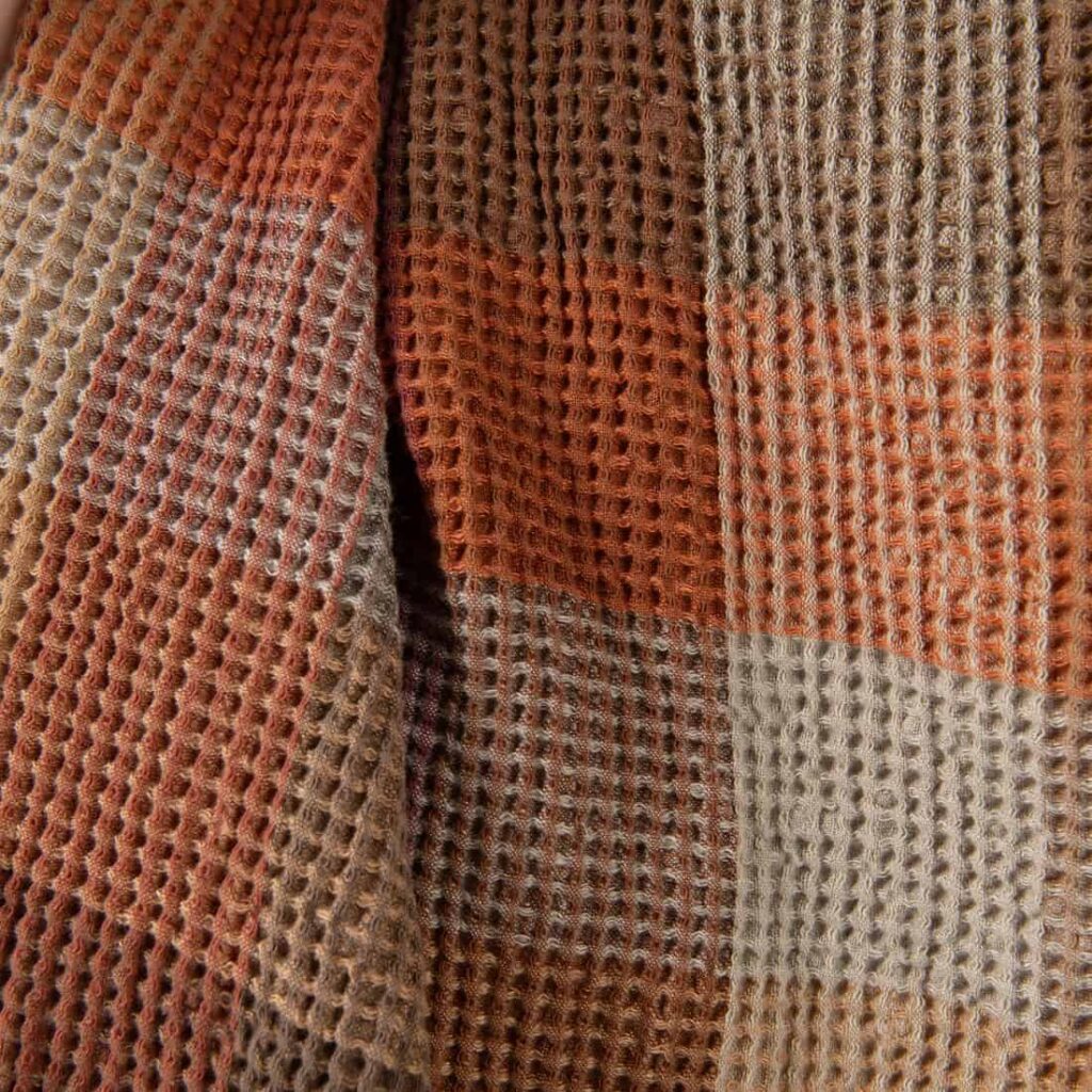 Tissu de coton lin lavé à carreaux marron gaufré 3 Washed linen cotton fabric brown colour checks waffle close up detail